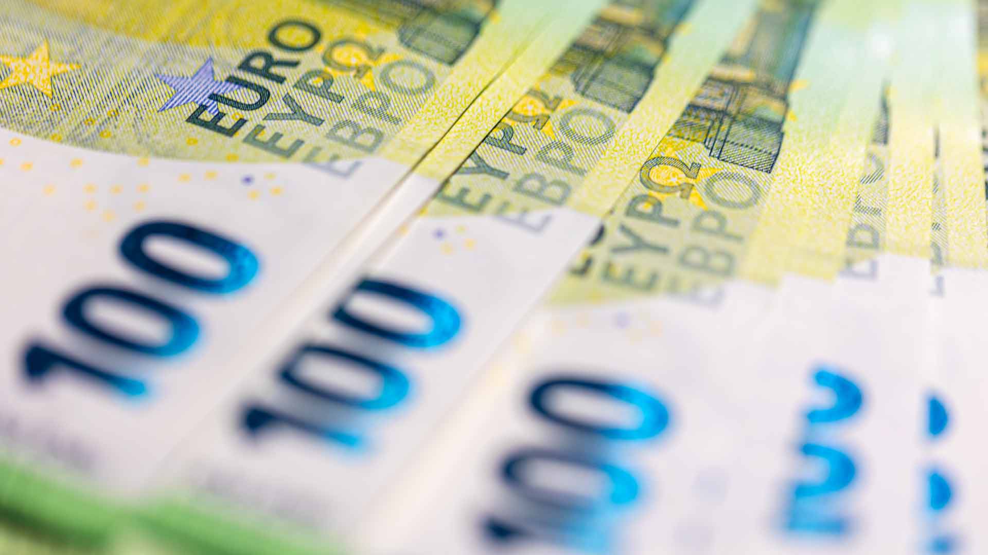 Zoom em notas de 100 euros, representando se existe pix na Europa.