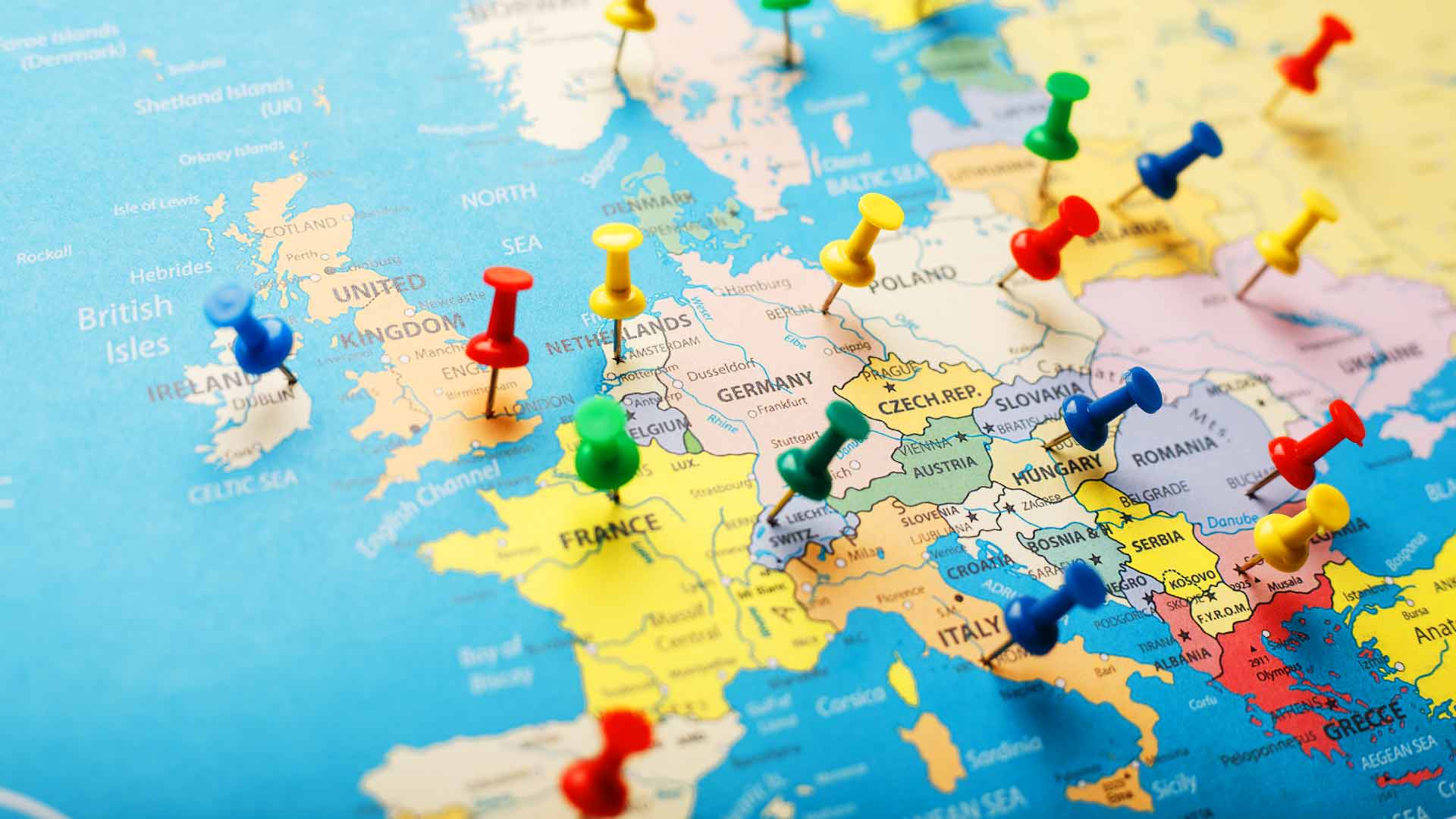 Mapa político da Europa com diversos alfinetes coloridos marcando diferentes países, representando o Pix europeu.