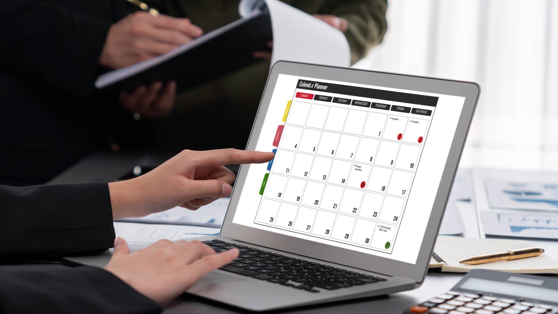 Pessoa apontando para um calendário comercial exibido no notebook, representando o planejamento de datas estratégicas no varejo e a organização de ações no PDV ao longo do ano.